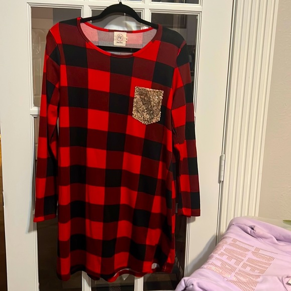 Red plaid tunic with Rose Gold sequin pocket accent by Grace & Emma Size Medium - Picture 2 of 9